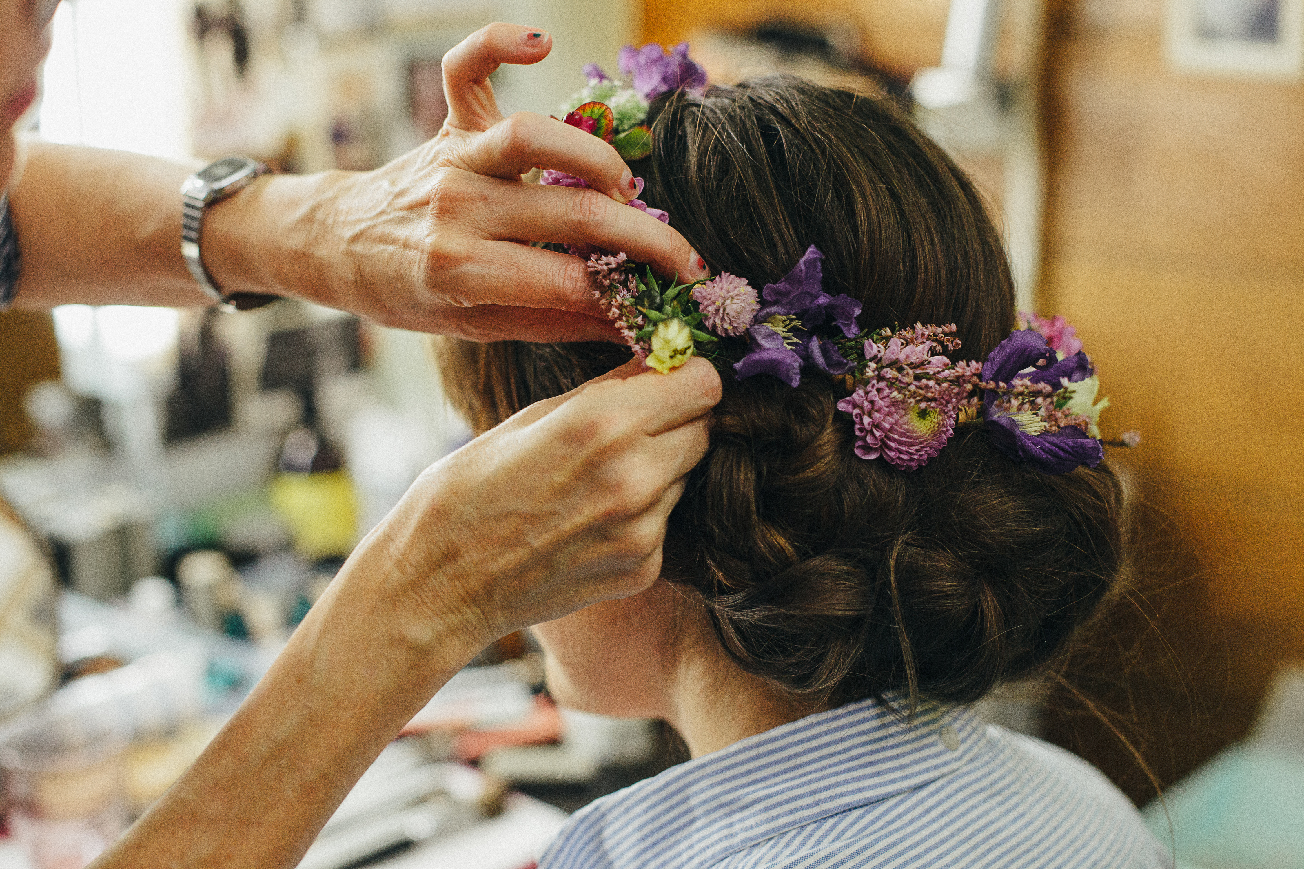 Claudia Inhaberin des Schminksalon fertigt Hochsteckfrisur mit Blumenkranz