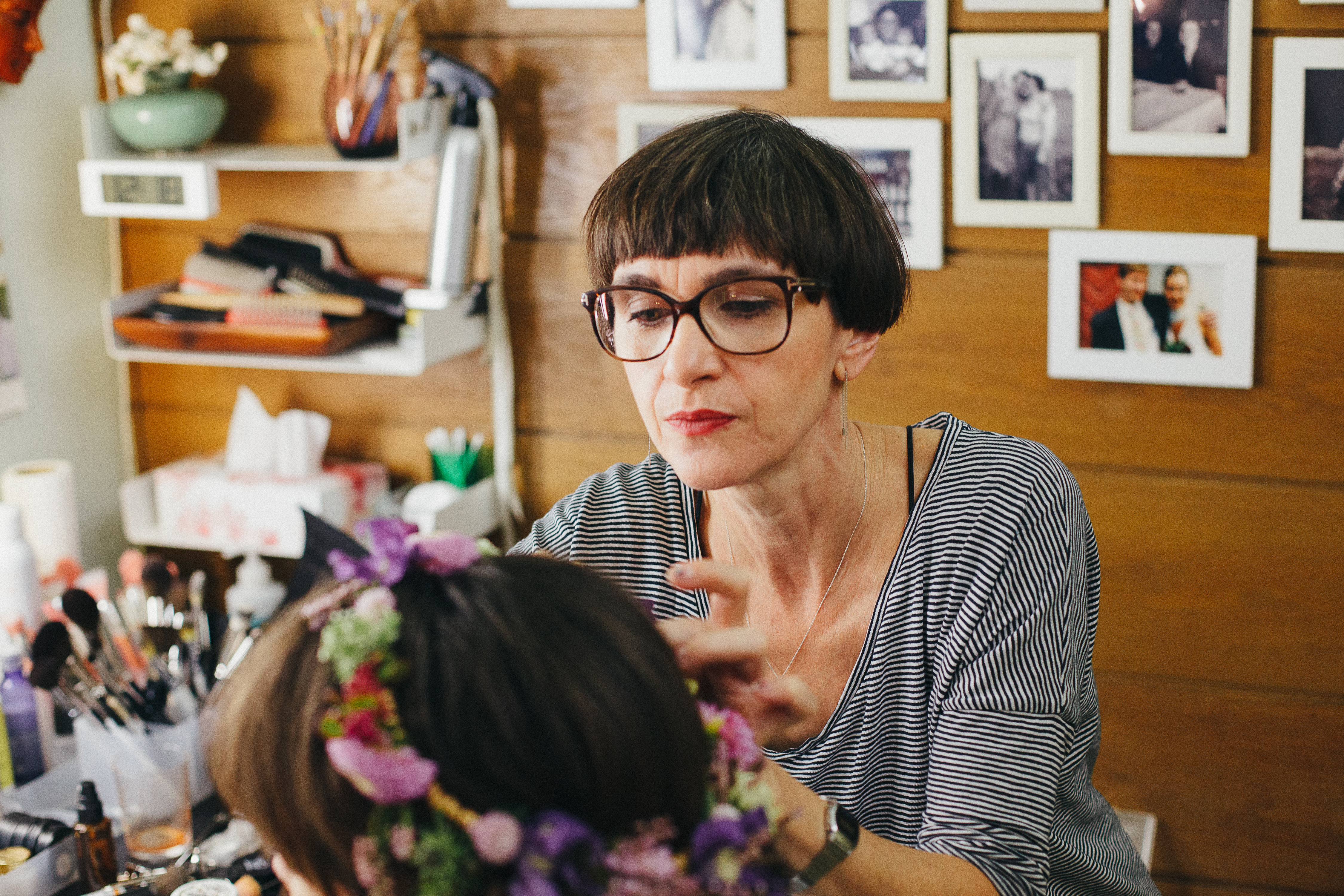 Claudia Inhaberin des Schminksalon fertigt Hochsteckfrisur mit Blumenkranz