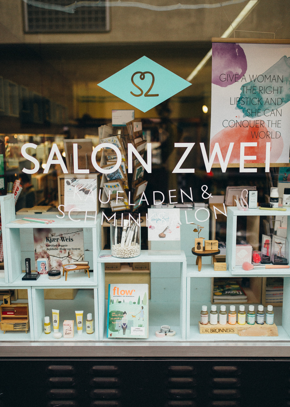 Salon Zwei - Kaufladen und Schminksalon Schaufenster