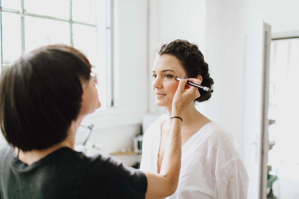 Claudia macht Braut Make Up