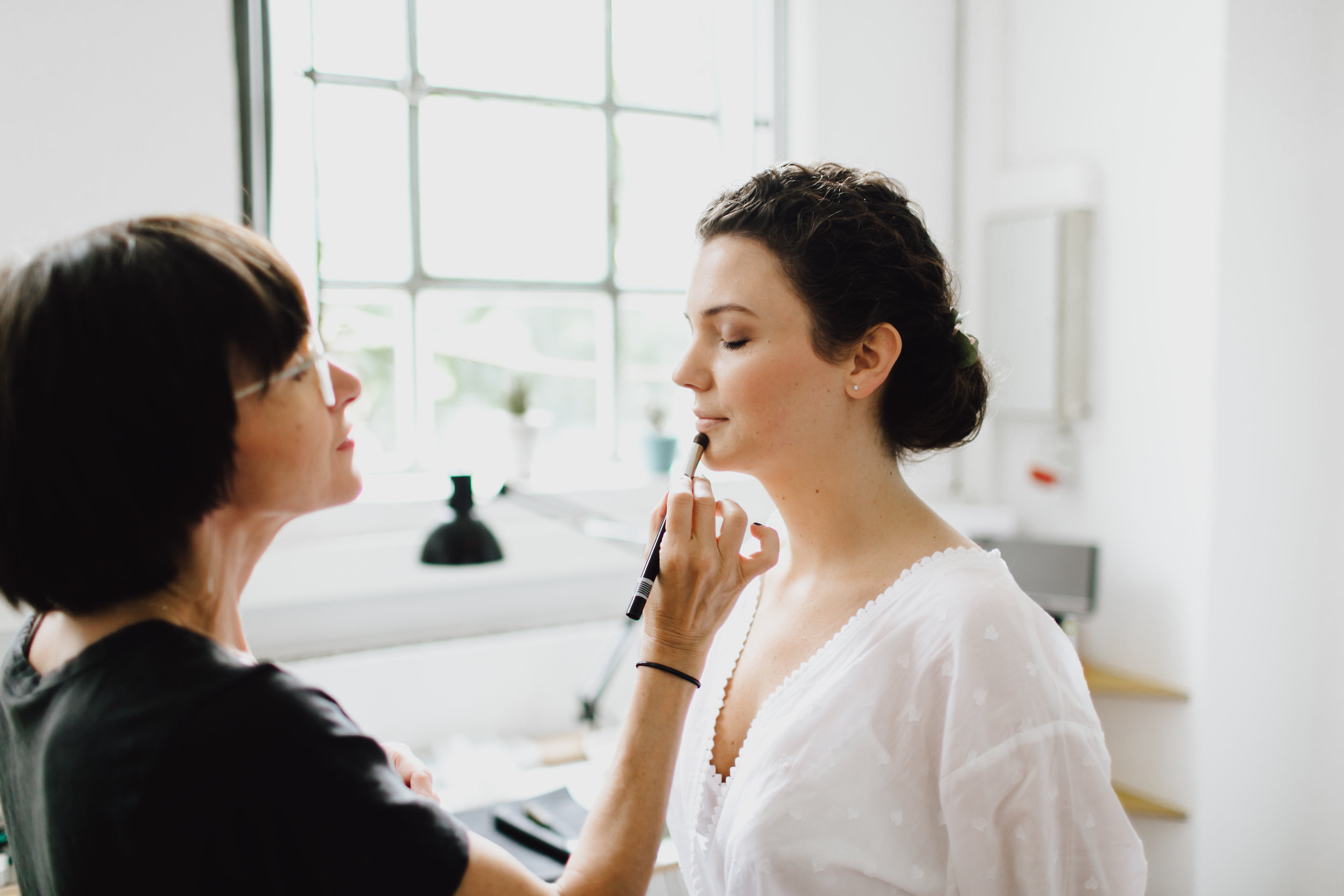 Claudia macht Braut Make Up