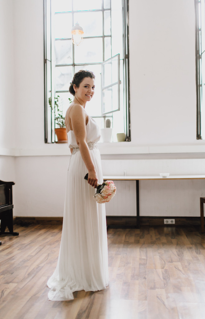 Braut mit natürlichem Make Up und Hochsteckfrisur von Salon Zwei