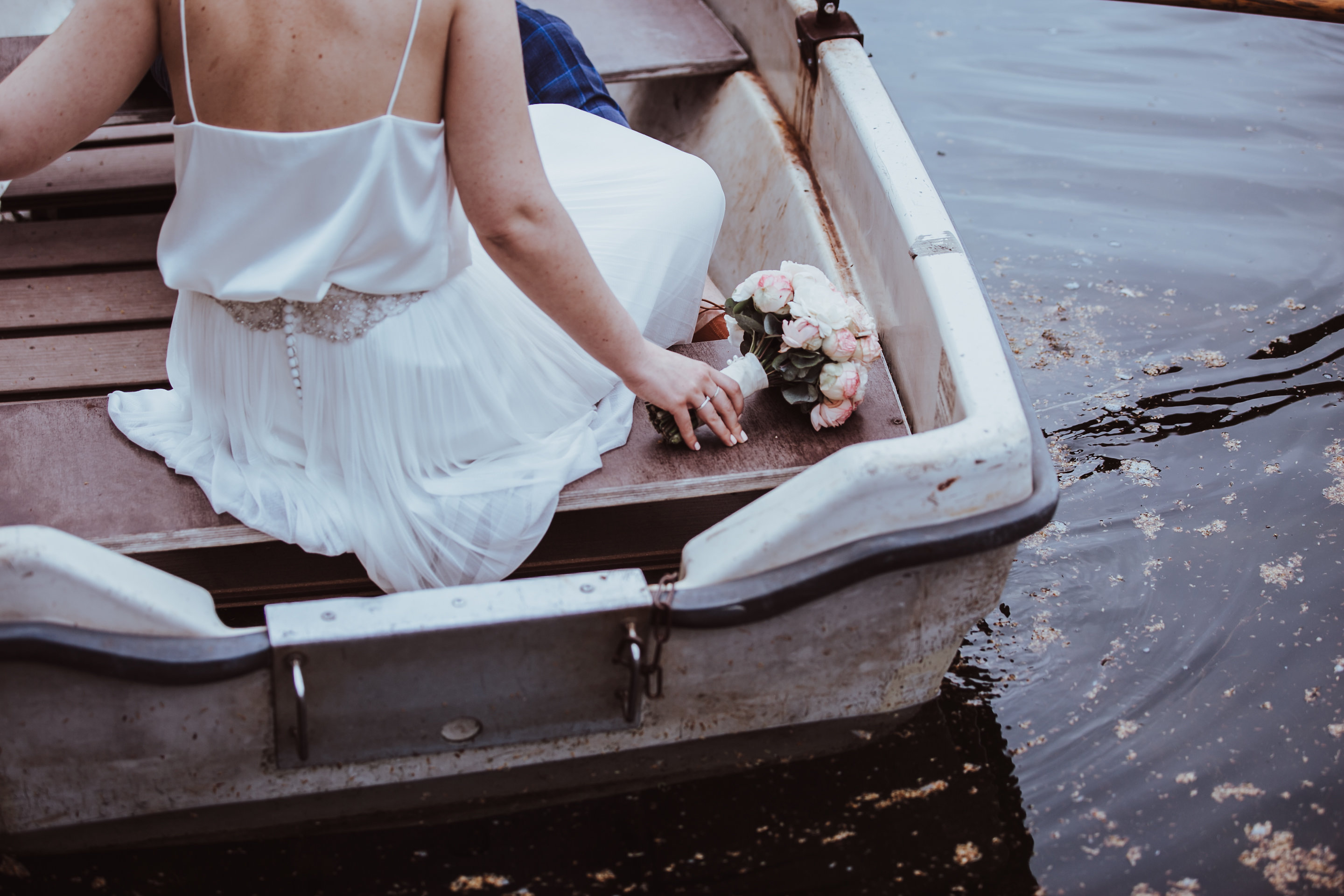 Braut auf Tretboot