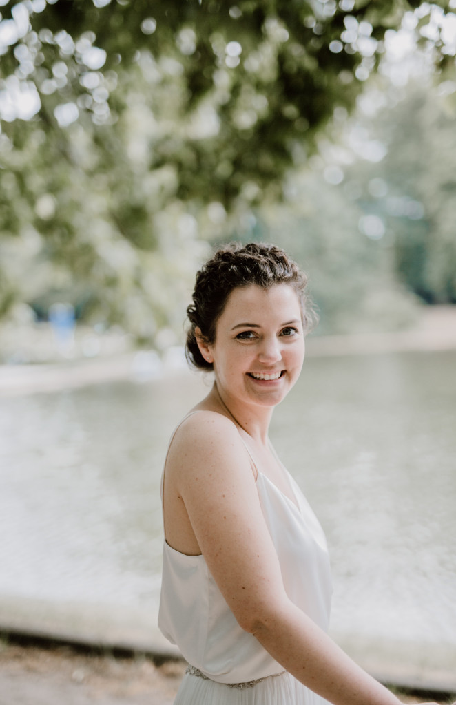 Braut mit natürlichem Make Up und Hochsteckfrisur von Salon Zwei in Köln