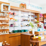 Innenansicht des Salon Zwei mit Blick auf die Theke und das vielseitige Sortiment