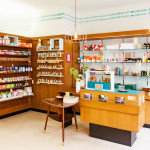 Innenansicht des Salon Zwei mit Blick auf Theke und Warensortiment