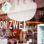 Salon Zwei – Schaufenster gefüllt mit Naturkosmetik