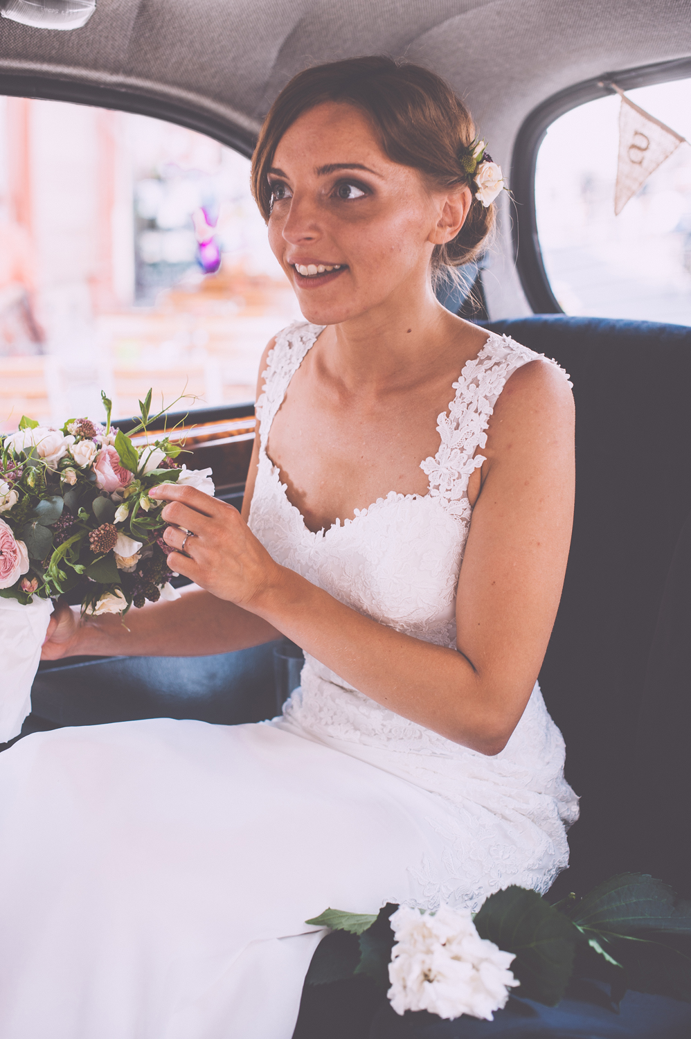 Salon Zwei Braut Make Up und lockere Brautfrisur mit Blumenkranz