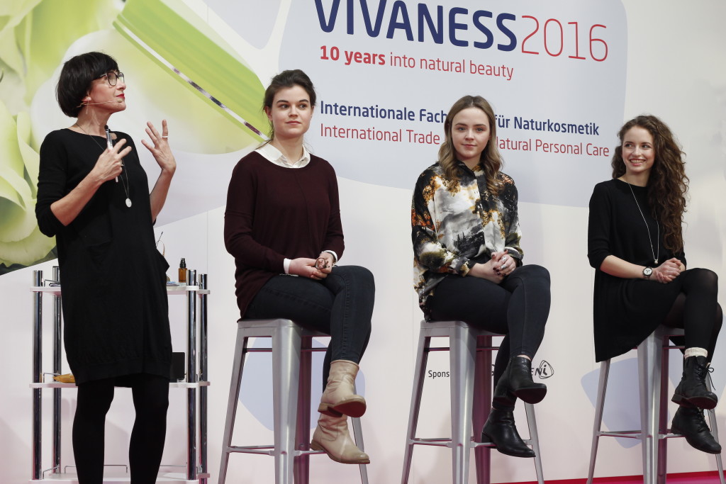 Claudia Schaaf beim Schminken auf der Vivaness Bühne
