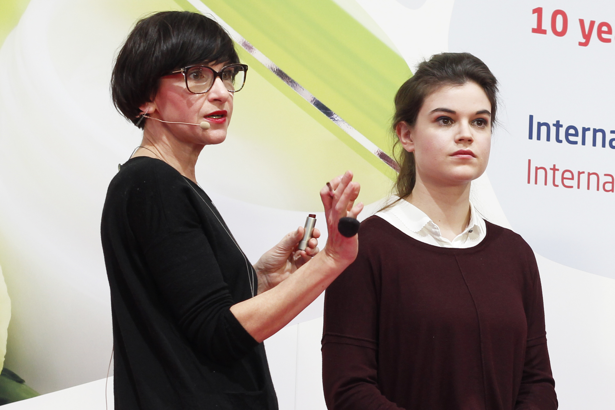 Claudia Schaaf beim Schminken auf der Vivaness Bühne