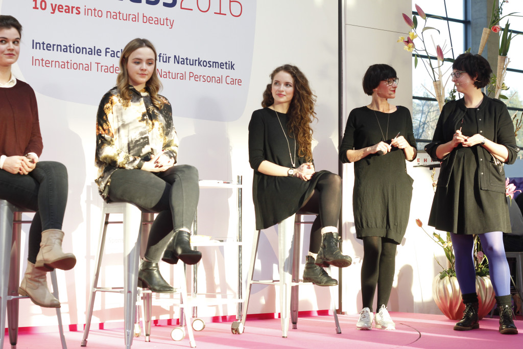 Claudia Schaaf und Kathrin vom Salon Zwei auf der Vivaness Bühne