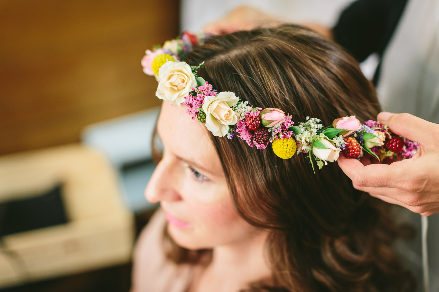 Salon Zwei Braut Make Up im Schminksalon lockere Brautfrisur mit Blumenkranz