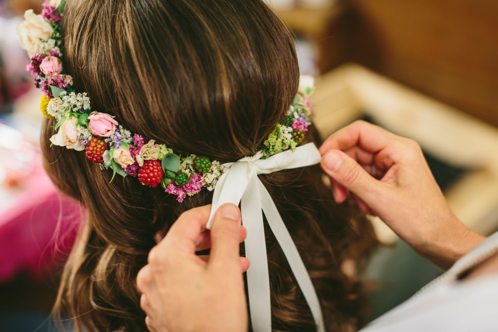Salon Zwei Braut Make Up im Schminksalon lockere Brautfrisur mit Blumenkranz
