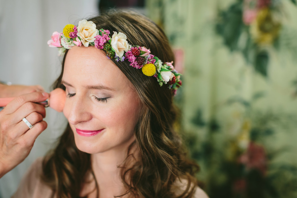 Salon Zwei Braut Make Up im Schminksalon lockere Brautfrisur mit Blumenkranz